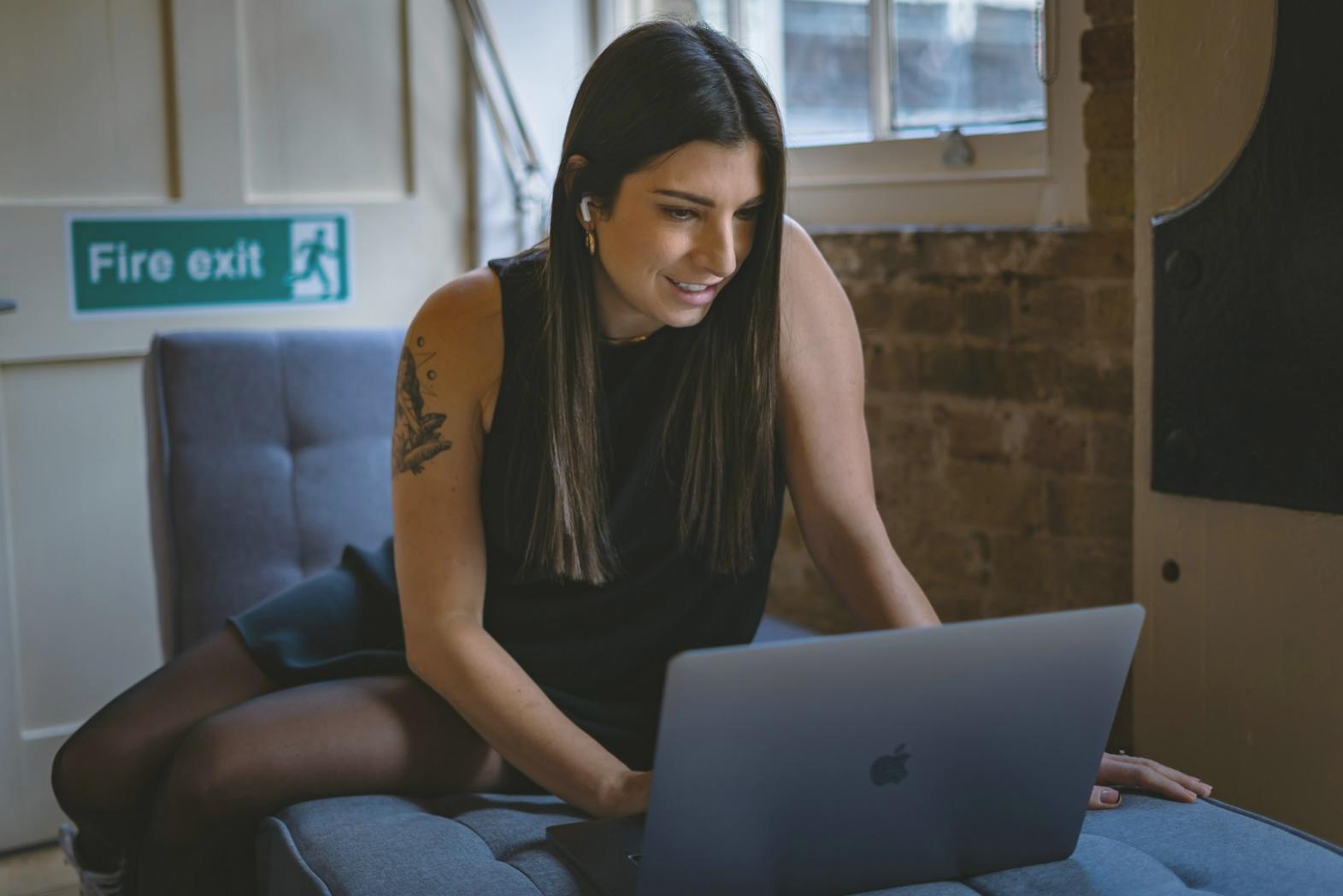 Ambiente di lavoro per la formazione SEO con computer e materiali didattici